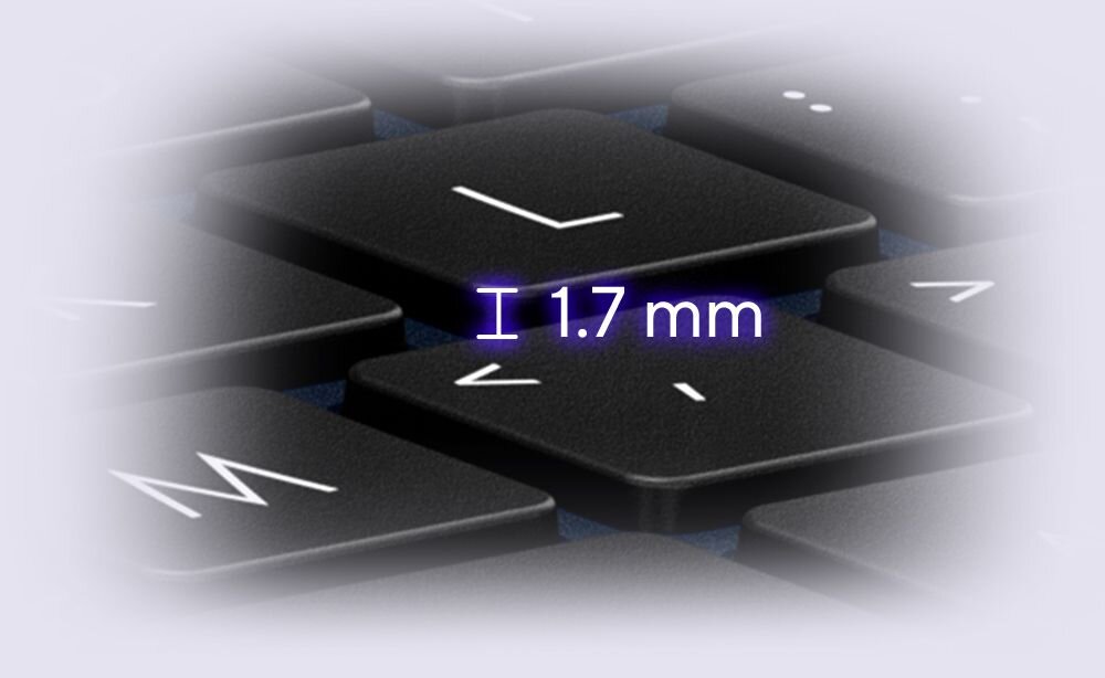 Zbliżenie na klawiaturę laptopa z widocznymi klawiszami \'L\', \'M\' i strzałką w dół. Na środku widoczny jest tekst \'1.7 mm\'.