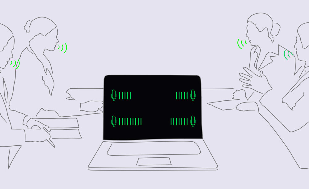 Ilustracja przedstawia laptop z ekranem pokazującym cztery ikony mikrofonów z zielonymi wskaźnikami dźwięku. W tle widać zarys czterech osób siedzących przy stole, z zielonymi symbolami fal dźwiękowych przy ustach.