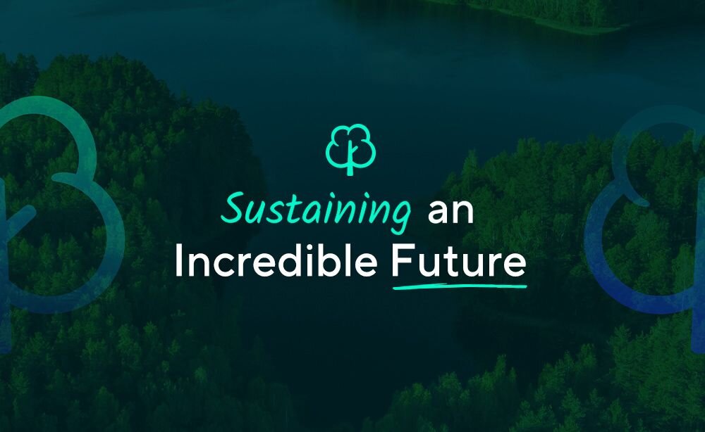 Obraz przedstawia zalesiony krajobraz z napisem \'Sustaining an Incredible Future\' oraz symbolem drzewa. Tło jest ciemnozielone, a tekst i symbol są w jasnych odcieniach zieleni i niebieskiego.