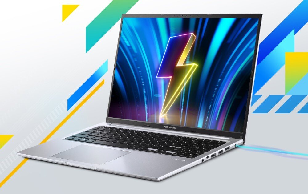 Laptop z otwartym ekranem, na którym widoczna jest kolorowa grafika z błyskawicą. Na obudowie pod ekranem znajduje się napis \'ASUS Vivobook\'.