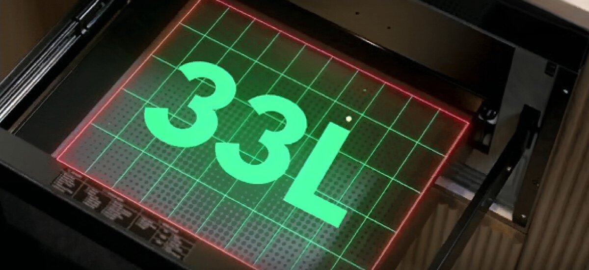 Kuchenka mikrofalowa SHARP RINDS333FB Zdjęcie przedstawia wysuniętą szufladą oraz grafikę z pojemnością 33 litry mikrofalówka 33l duża pojemność Flat Table bez talerza więcej miejsca