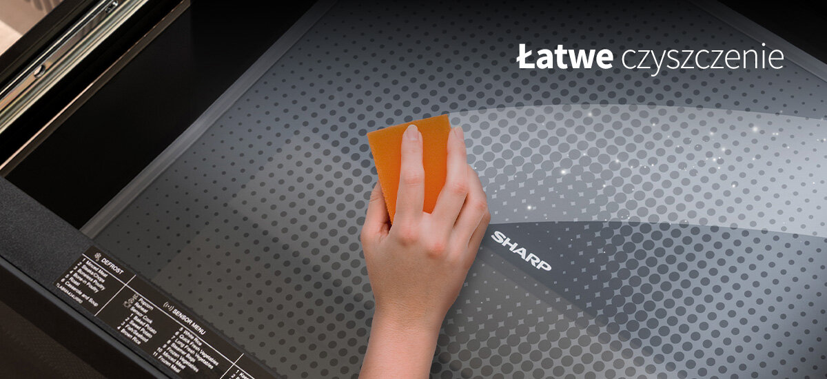 Kuchenka mikrofalowa SHARP RINDS333FB Na zdjęciu przedstawiono wnętrze szufladowej kuchenki mikrofalowej SHARP, które jest czyszczone miękką gąbką. Grafika podkreśla łatwość utrzymania urządzenia w czystości dzięki gładkiej, prostej w pielęgnacji powierzchni cyfrowy panel dotykowy mikrofalówka Sharp dezodoryzacja