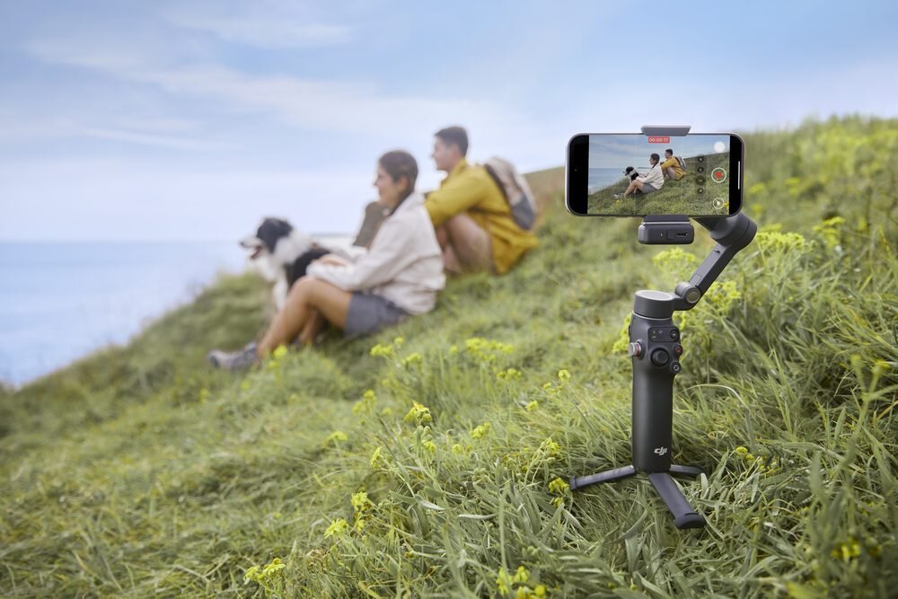 Gimbal DJI Osmo Mobile 7P nagrywanie na łące   