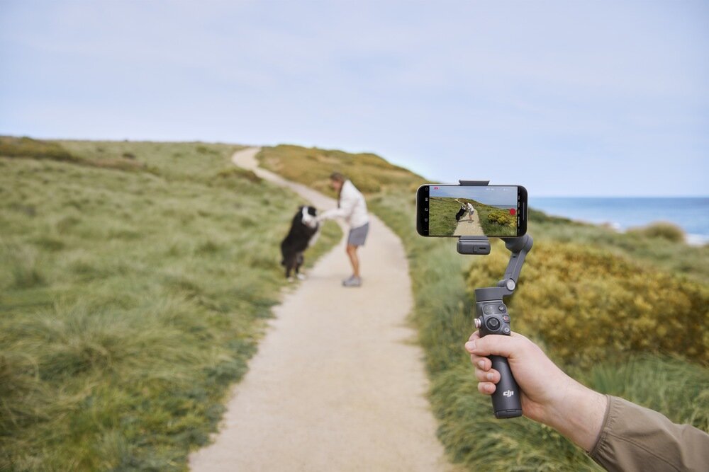 Gimbal DJI Osmo Mobile 7P nagrywanie na łące   