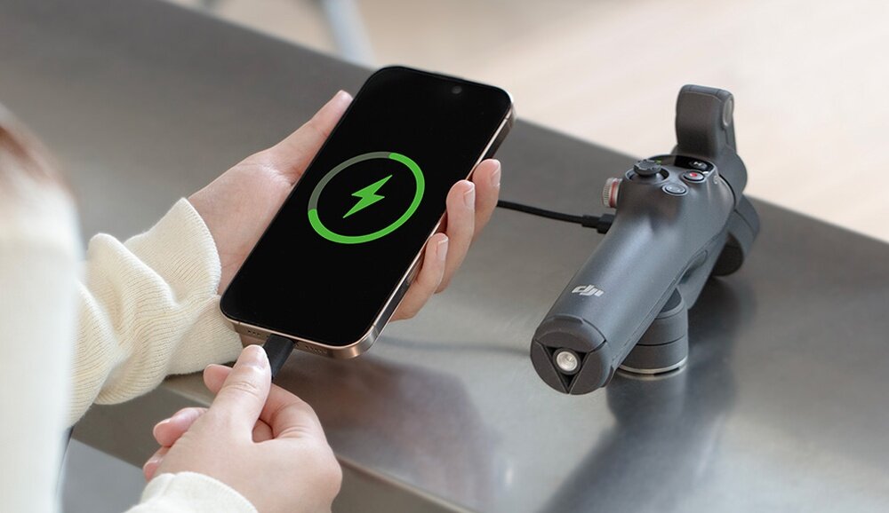 Gimbal DJI Osmo Mobile 7P  ładowanie smartfona  