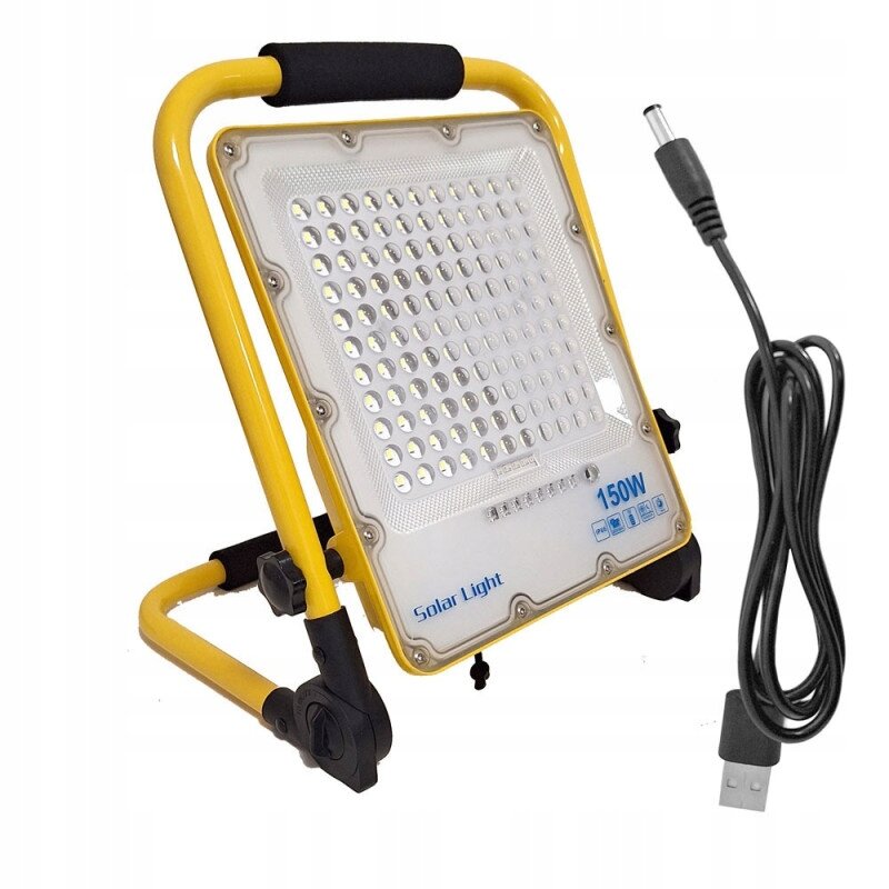 Na obrazie widoczny jest żółty halogen LED na stojaku z czarnym uchwytem, obok którego znajduje się kabel z wtyczką USB. Na lampie widnieje napis \'Solar Light\' oraz \'150W\'.