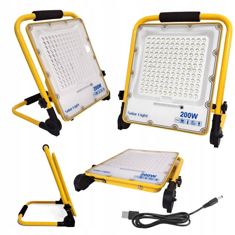 Na obrazie widoczny jest żółty halogen LED na stojaku, z napisem \'Solar Light 200W\'. Obok znajduje się kabel USB.
