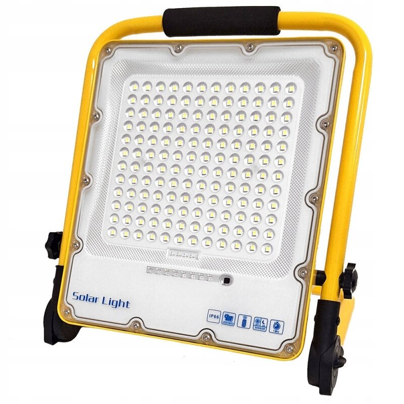 Przenośny halogen LED na stojaku z żółtą ramą i białą powierzchnią z wieloma diodami. Na obudowie widoczny jest napis \'Solar Light\' oraz symbole IP66 i inne ikony.