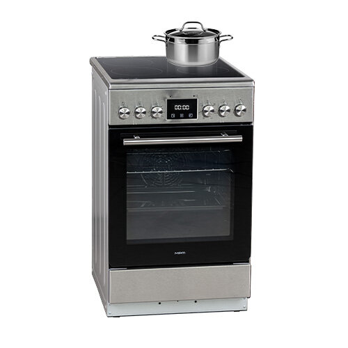 Kuchenka elektryczna z płytą ceramiczną MPM-55-KEC-40. Na płycie garnek z pokrywką.