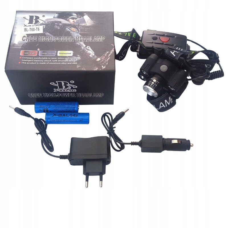 Na obrazie znajduje się zestaw latarki czołowej z akcesoriami, w tym pudełko z napisem \'CREE HIGH POWER HEADLAMP\', dwie niebieskie baterie, ładowarka sieciowa i samochodowa. Latarka ma czarny kolor z regulowanym paskiem na głowę.