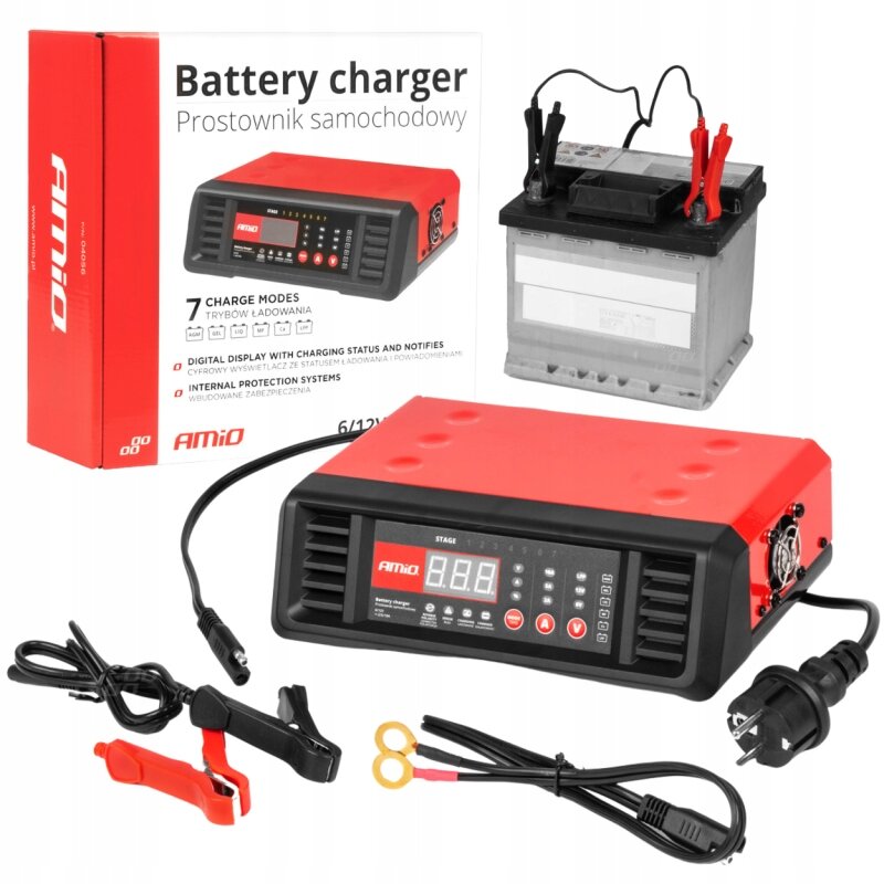 Na obrazie znajduje się prostownik samochodowy AMiO z cyfrowym wyświetlaczem oraz akumulator z podłączonymi kablami. Obok widoczne jest opakowanie z napisem \'Battery charger Prostownik samochodowy\' oraz szczegółami technicznymi w języku angielskim i polskim.