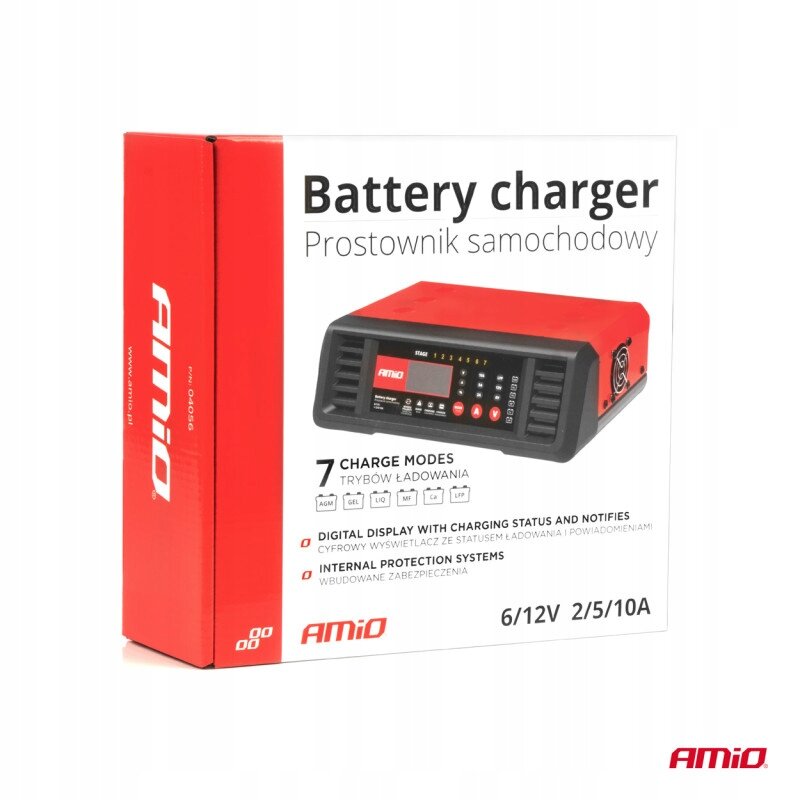 Opakowanie prostownika samochodowego AMiO z widocznym urządzeniem na białym tle. Na opakowaniu znajdują się napisy: \'Battery charger Prostownik samochodowy\', \'7 charge modes Trybów ładowania\', \'Digital display with charging status and notifies Cyfrowy wyświetlacz ze statusem ładowania i powiadomieniami\', \'Internal protection systems Wbudowane zabezpieczenia\', \'6/12V 2/5/10A\'.