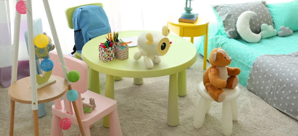 KIANO Alpha Kid projektor Android 13 intuicyjny interfejs aplikacje edukacyjne, projektor stojący na stoliku