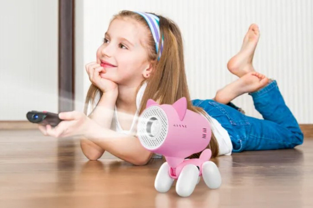 KIANO Alpha Kid projektor Google Play aplikacje edukacyjne rozrywka Netflix YouTube, dziecko leżące na podłodze z pilotem w ręku, projektor wyświetlający obraz