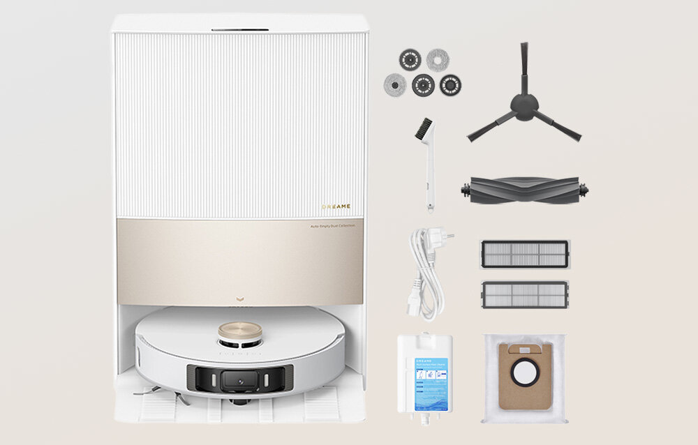 Na obrazie widoczny jest robot sprzątający w stacji dokującej oraz zestaw akcesoriów, takich jak szczotki, filtry, kabel zasilający i worek na kurz. Na stacji dokującej znajduje się logo \'DREAME\'.