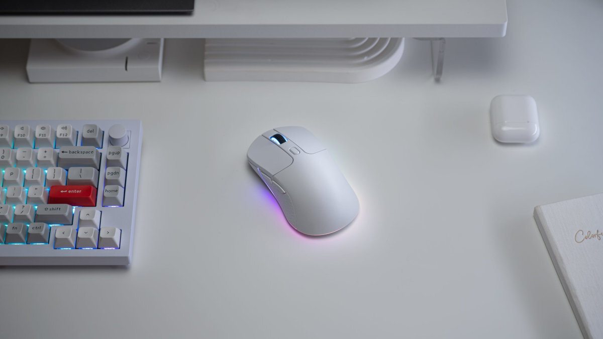 KEYCHRON M3 trzy opcje połączenia: stabilną 2.4 GHz Bluetooth tryb przewodowy przez USB‑C szybkiego przełączenia między trzema urządzeniami bez potrzeby parowania - Biała mysz na białym biurku obok klawiatury mechanicznej z podświetleniem RGB i czerwonym klawiszem Enter