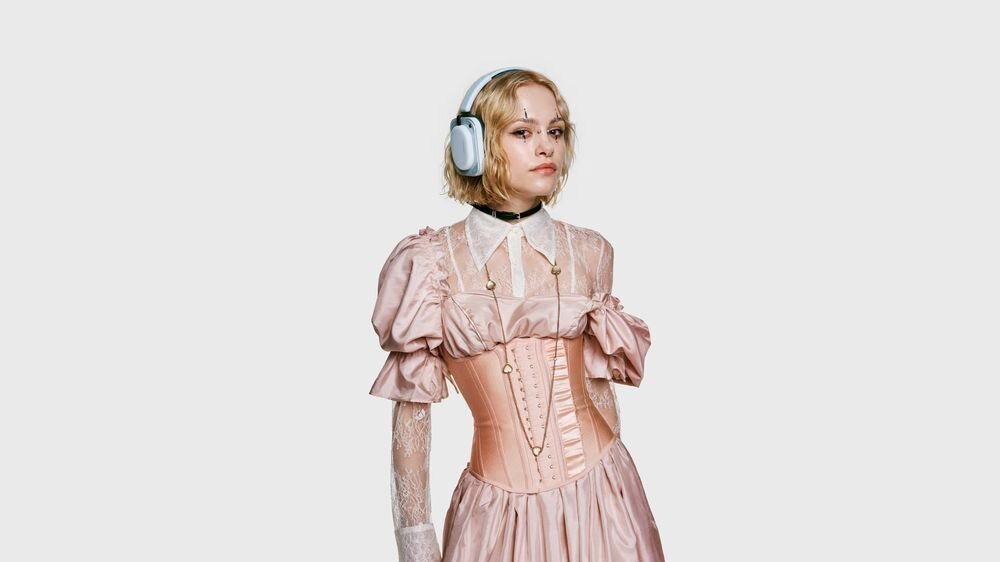 Słuchawki NOTHING Headphone B186 ANC redukcja szumów komfort pracy i podróży, osoba z założonymi słuchawkami nausznymi