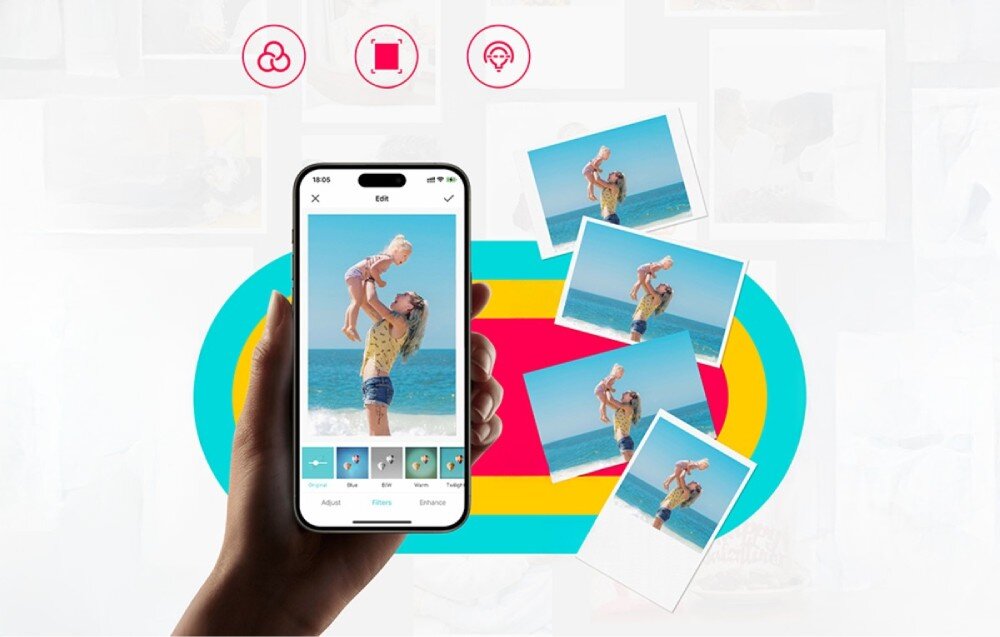 Dłoń trzyma smartfon z otwartą aplikacją do edycji. Obok unosi się kilka małych odbitek fotograficznych.