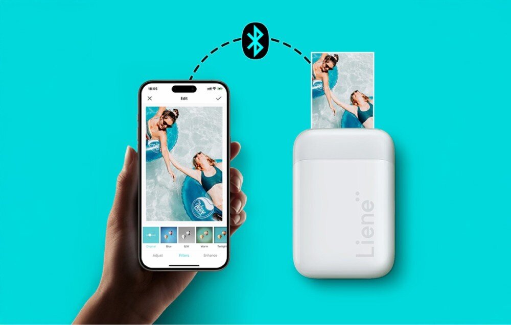 Dłoń trzyma smartfon z aplikacją do edycji zdjęć, po prawej biała drukarka przenośna a nad nią ikona połączenia Bluetooth. 