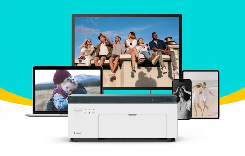 Drukarka LIENE Amber M100 Biała drukarka Liene otoczona laptopem, monitorem, tabletem i smartfonem, wyświetlającymi różne zdjęcia.