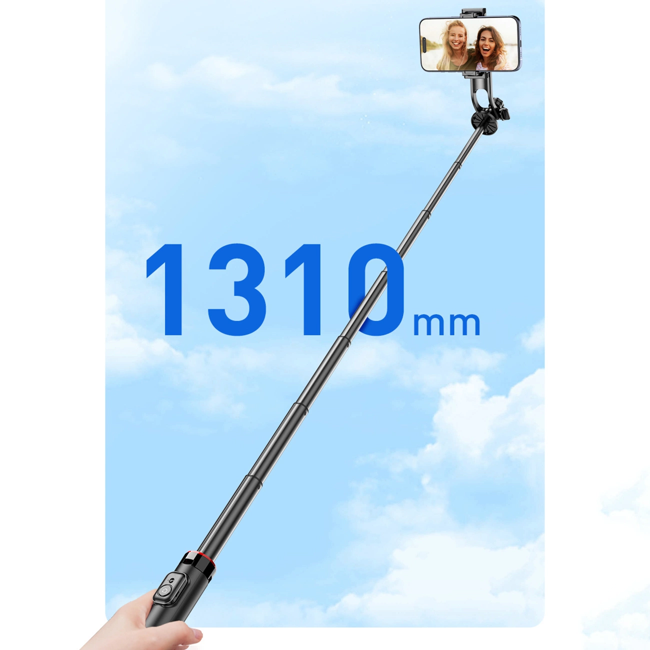 Na tle nieba widać teleskopowy kijek do selfie z zamocowanym telefonem, na którym widoczne są dwie uśmiechnięte osoby. Obok kijka znajduje się napis \'1310 mm\'.