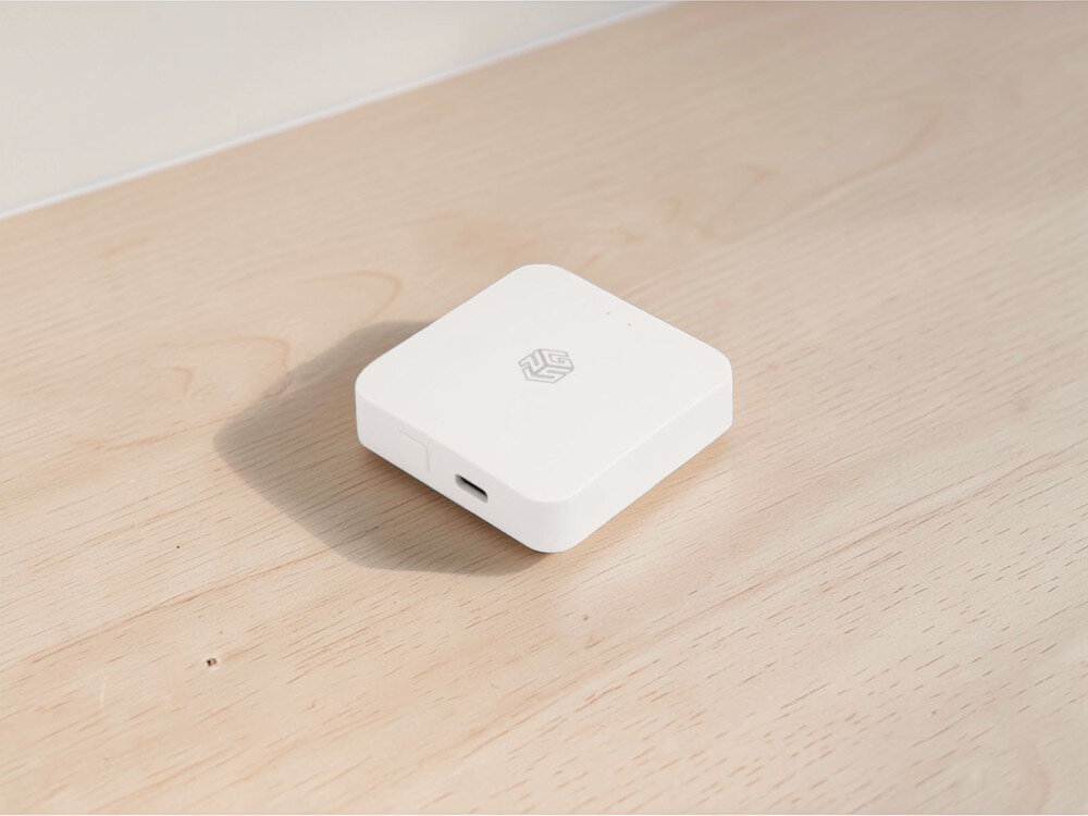 Bramka PSG 63.850, ergonomiczna, 60mm, dyskretna, solidna, Bramka Wi-Fi jako element wystroju wnętrza na drewnianej szafce