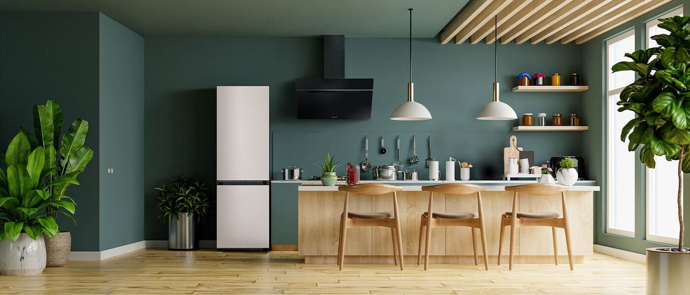 Ciemnozielone pomieszczenie kuchenne, w którym zamontowano lodówkę Samsung z oferty Media Expert