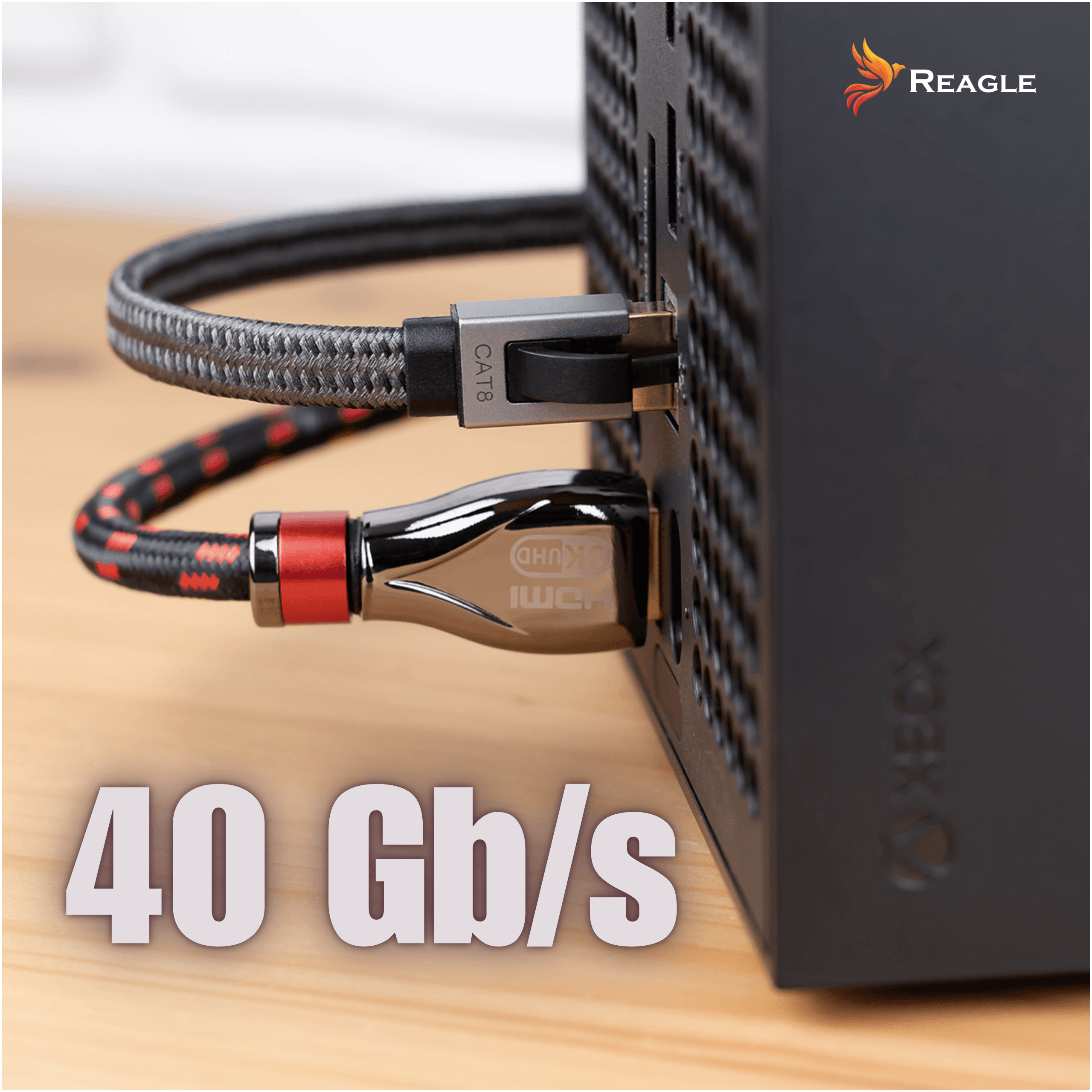 Na obrazie widać dwa kable podłączone do urządzenia, jeden z nich oznaczony jako CAT8. W prawym górnym rogu znajduje się logo Reagle, a na dole napis \'40 Gb/s\'.