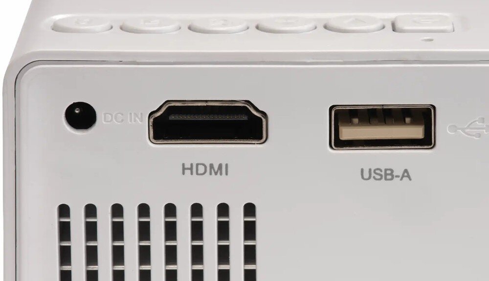 Zbliżenie na panel złącz projektora, widoczne porty HDMI i USB-A oraz wejście DC IN. Obok portów znajdują się oznaczenia tekstowe: \'HDMI\' i \'USB-A\'.