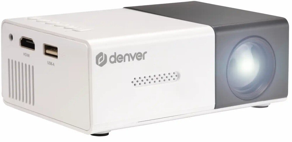 Projektor w kolorze białym i czarnym z widocznym logo \'denver\'. Posiada porty HDMI i USB-A oraz świecący obiektyw.