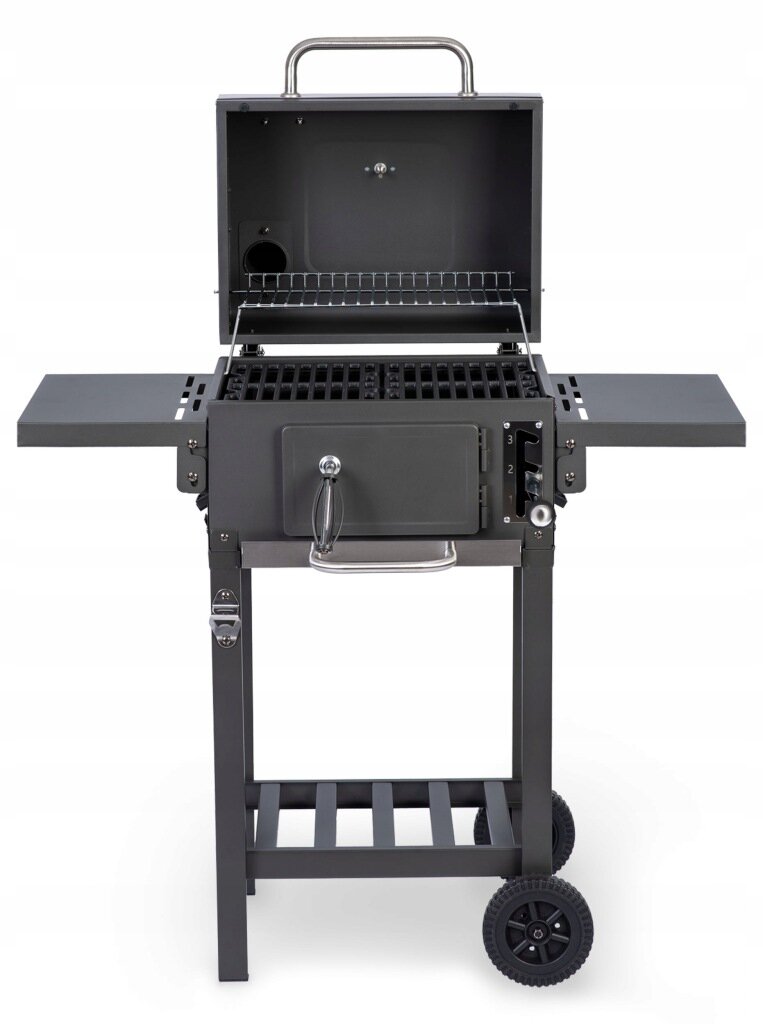 Na zdjęciu widoczny jest grill węglowy z otwartą pokrywą, posiadający żeliwny ruszt i boczne półki. Grill stoi na dwóch kołach i ma dolną półkę na akcesoria.