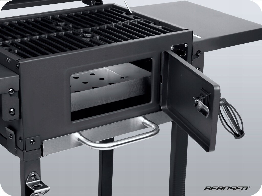 Obraz przedstawia grill węglowy z otwartymi drzwiczkami i widocznym rusztem. W prawym dolnym rogu znajduje się logo \'BERDSEN\'.