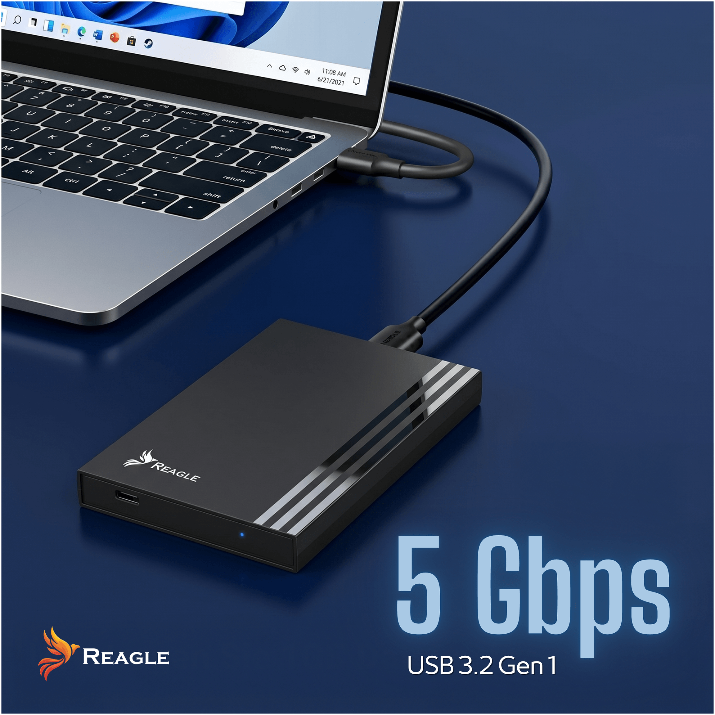 Na obrazie widoczny jest laptop z podłączoną czarną obudową dysku z logo REAGLE. Obok znajduje się napis \'5 Gbps USB 3.2 Gen1\'.