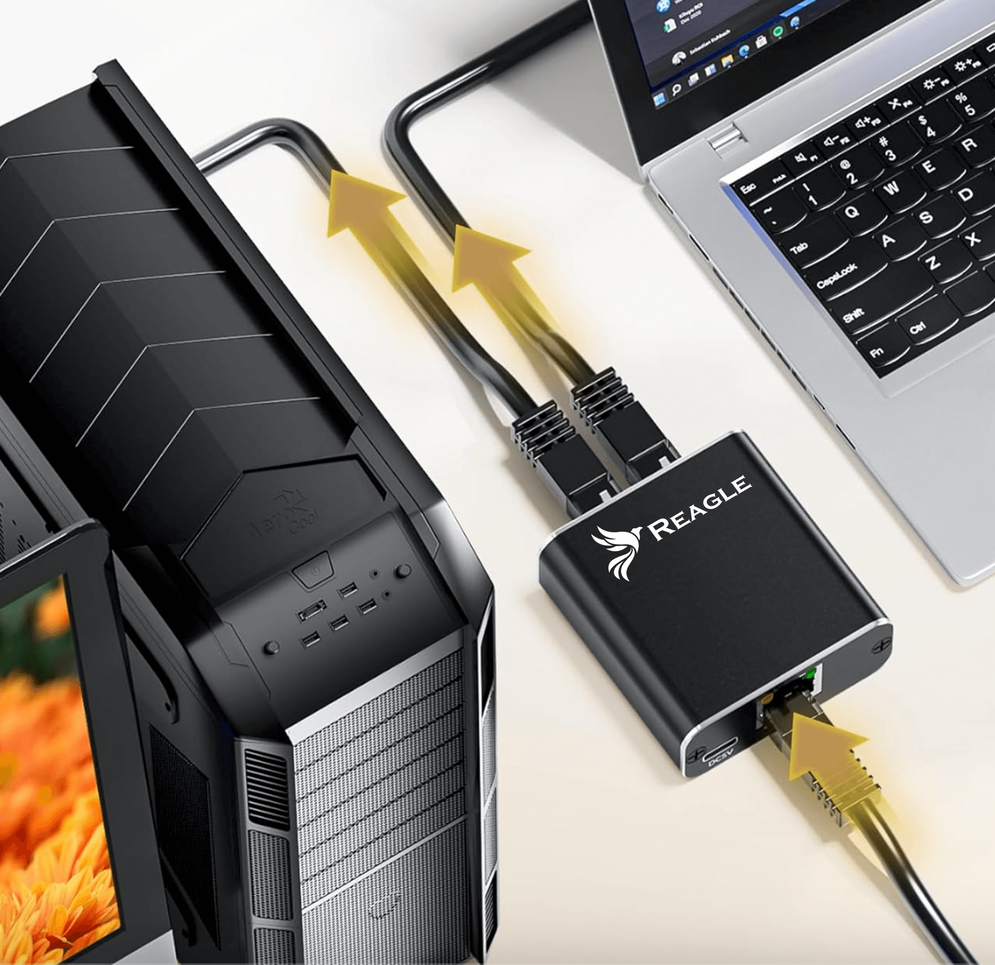 Na obrazie widać czarny adapter z logo \'REAGLE\', podłączony do laptopa i komputera stacjonarnego za pomocą kabli Ethernet. Strzałki wskazują kierunek przepływu danych między urządzeniami.