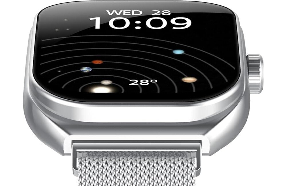 Srebrny smartwatch z wyświetlaczem pokazującym godzinę 10:09, datę \'WED 28\' oraz temperaturę 28 stopni. Na ekranie widoczny jest motyw układu planetarnego.