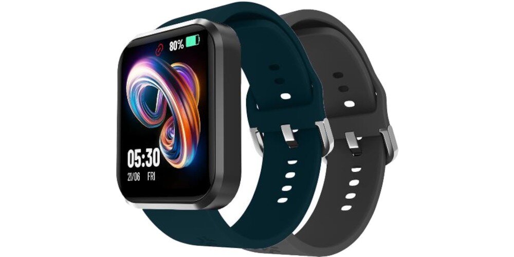 Smartwatch z prostokątnym wyświetlaczem, na którym widoczna jest godzina 05:30 oraz data 27/08, piątek. Urządzenie ma czarną kopertę i niebieski pasek, a na ekranie widoczny jest kolorowy wzór oraz ikona baterii z poziomem naładowania 80%.