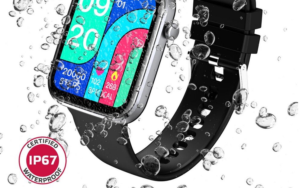 Smartwatch z kolorowym wyświetlaczem pokazującym czas, kroki i inne dane, otoczony kroplami wody. Widoczny jest napis \'CERTIFIED IP67 WATERPROOF\'.
