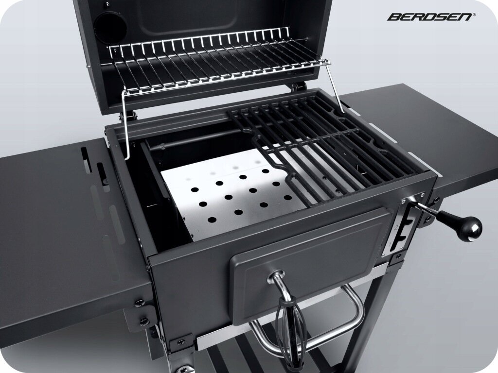 Obraz przedstawia otwarty grill węglowy z żeliwnym rusztem i metalową półką na węgiel. W prawym górnym rogu widoczne jest logo \'BERDSEN\'.