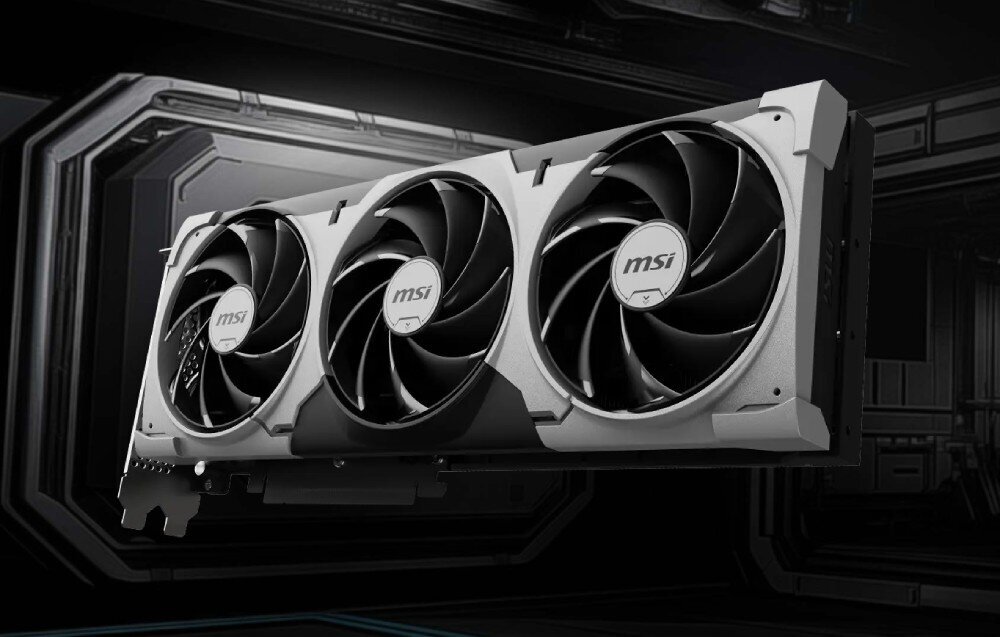 Komputer MAD DOG Powered by MSI F321R-I05DR32 Karta graficzna z trzema dużymi wentylatorami widoczna z lekkiego kąta od przodu na tle ciemnego, futurystycznego pomieszczenia