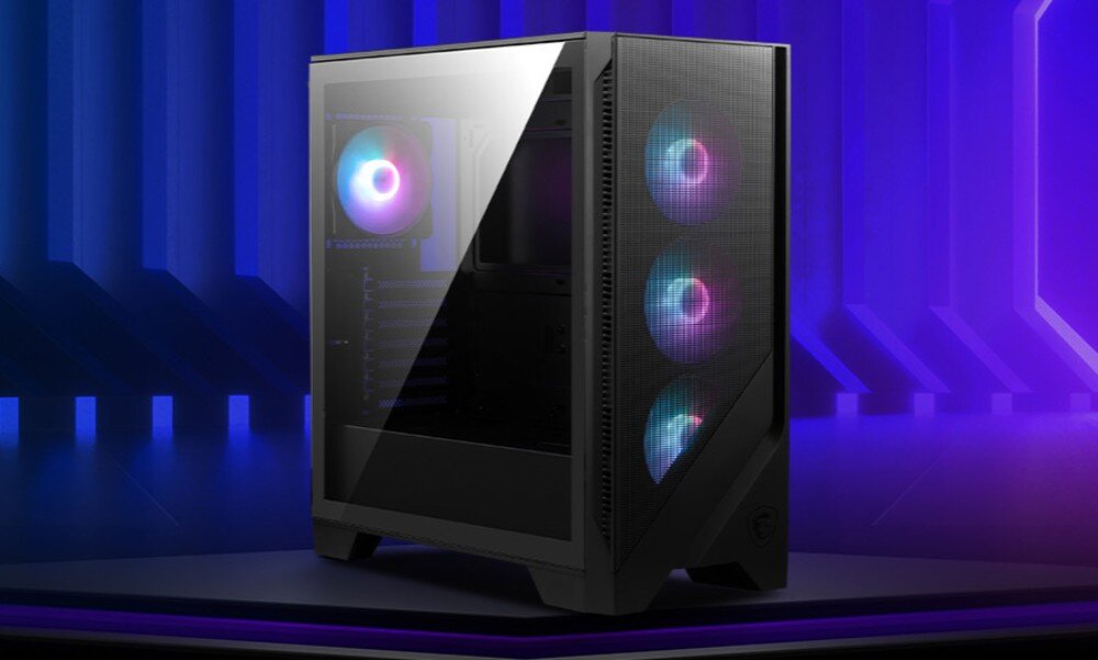 Komputer MAD DOG Powered by MSI F321R-I05WR32WH Obudowa komputera na tle niebieskiego, futurystycznego wzoru. Przez boczny panel z hartowanego szkła widać wentylatory z podświetleniem RGB, przeznaczenie, cechy, zalety, testy