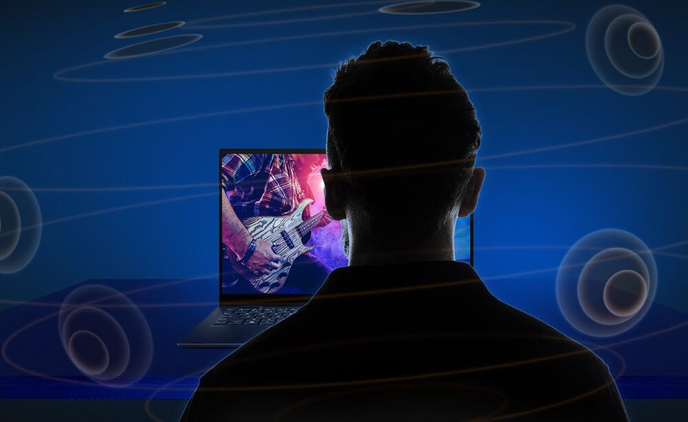 Osoba siedzi przed laptopem, na którego ekranie wyświetlany jest obraz gitarzysty w kolorowych światłach. W tle widoczne są abstrakcyjne fale dźwiękowe na niebieskim tle.
