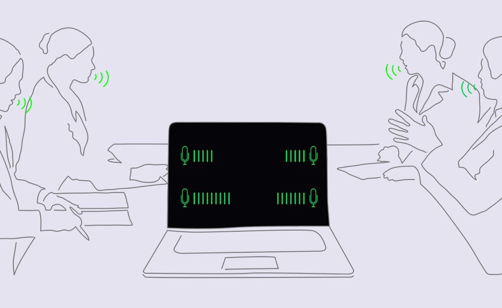 Ilustracja przedstawia laptop z ekranem pokazującym cztery ikony mikrofonów i zielone wskaźniki poziomu dźwięku. W tle widać zarysy czterech osób siedzących przy stole, z symbolami fal dźwiękowych przy ustach.