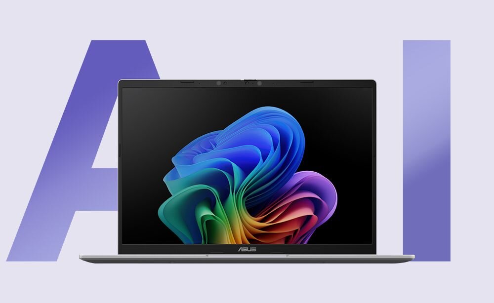 Laptop z widocznym logo ASUS na dolnej ramce ekranu, wyświetlający kolorową grafikę. W tle duże litery \'AI\' w odcieniach fioletu.