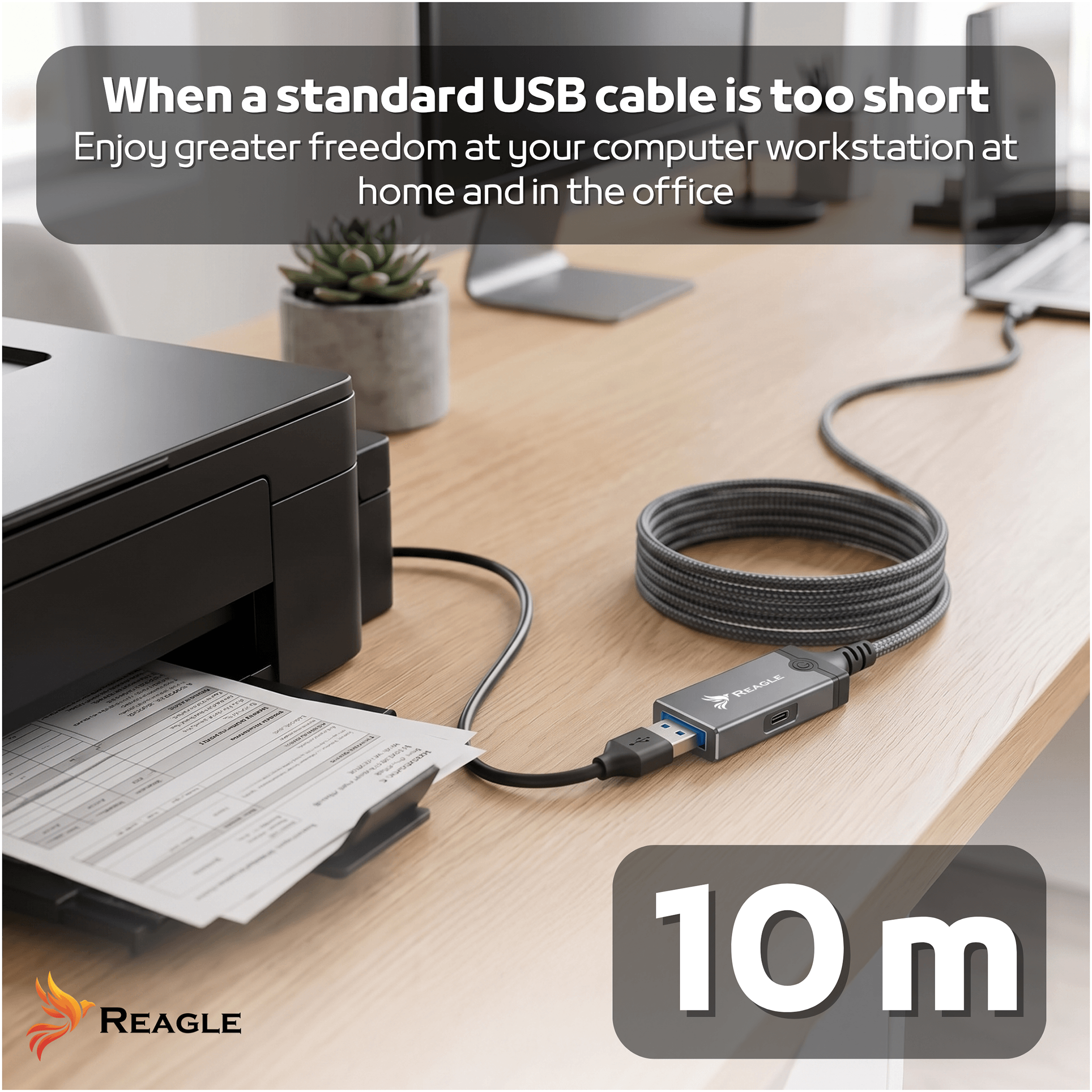 Na biurku znajduje się drukarka podłączona do komputera za pomocą długiego kabla USB z logo Reagle. Na obrazie widoczny jest tekst: \'When a standard USB cable is too short. Enjoy greater freedom at your computer workstation at home and in the office\' oraz \'10 m\'.