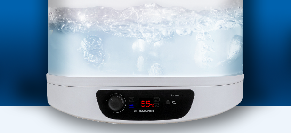 BOJLER ELEKTRYCZNY DAEWOO WHDSW651-PL Zdjęcie 4.jpg przedstawia zbliżenie na dolną część podgrzewacza wody Daewoo z widocznym cyfrowym wyświetlaczem pokazującym temperaturę 65°C oraz efekt wizualny bulgoczącej, podgrzewanej wodyinteligentne czyszczenie higiena podgrzewacza automatyczne oczyszczanie wysoka temperatura eliminacja bakterii bezpieczeństwo urządzenia