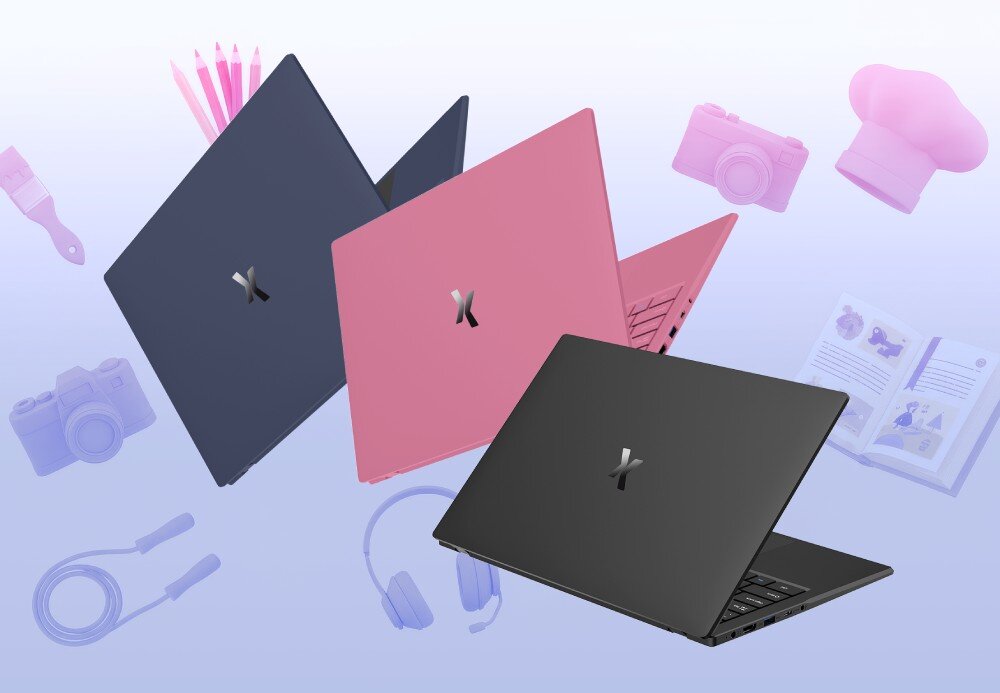 Na obrazie widoczne są trzy laptopy w różnych kolorach: granatowym, różowym i czarnym, z logo w kształcie litery \'X\' na pokrywie. W tle znajdują się ikony przedstawiające różne przedmioty, takie jak aparat, słuchawki i książka.