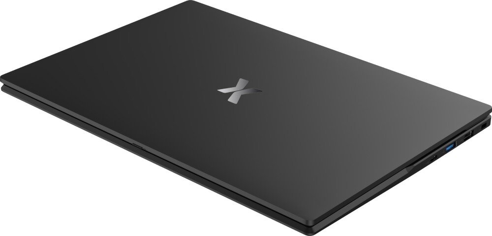 Czarny laptop z zamkniętą pokrywą, na której widoczne jest logo w kształcie litery X. Laptop ma smukłą konstrukcję i porty po jednej stronie.