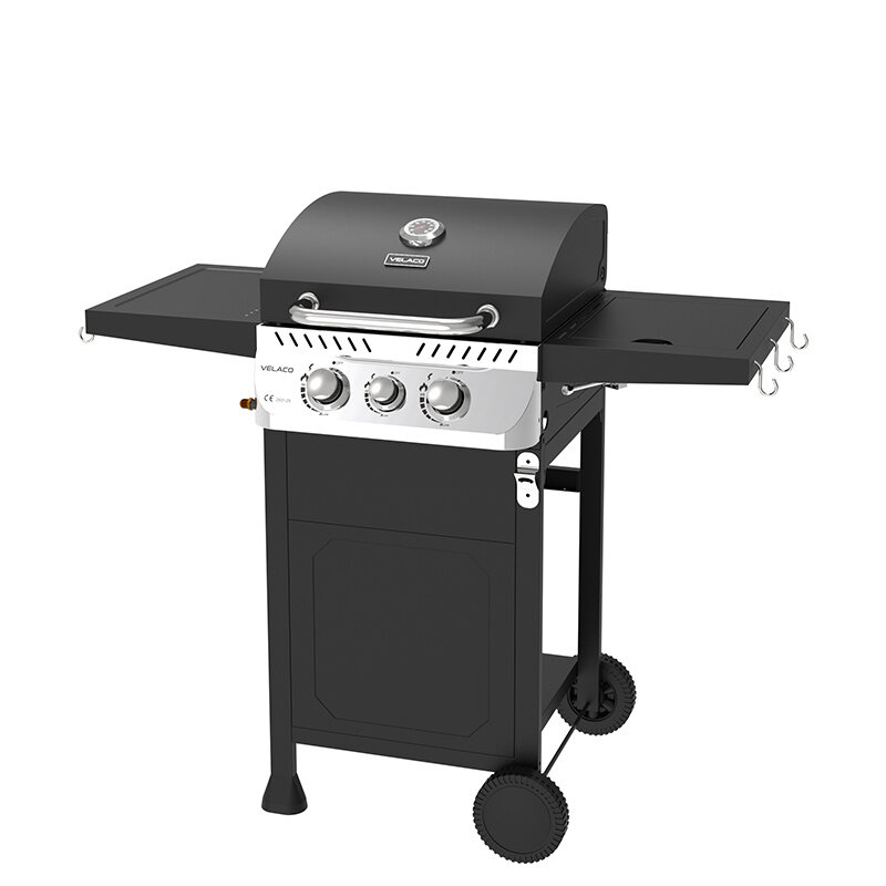 Czarny grill gazowy z trzema pokrętłami na panelu przednim i dwoma bocznymi półkami. Na pokrywie widoczne jest logo \'VELACO\'.