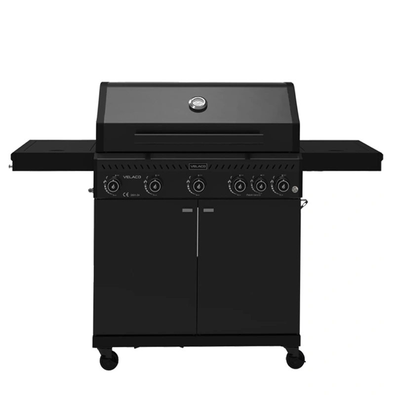 Czarny grill gazowy z logo VELACO na przednim panelu, wyposażony w pięć pokręteł i termometr na pokrywie. Grill posiada boczne półki i dolną szafkę z dwoma drzwiczkami.