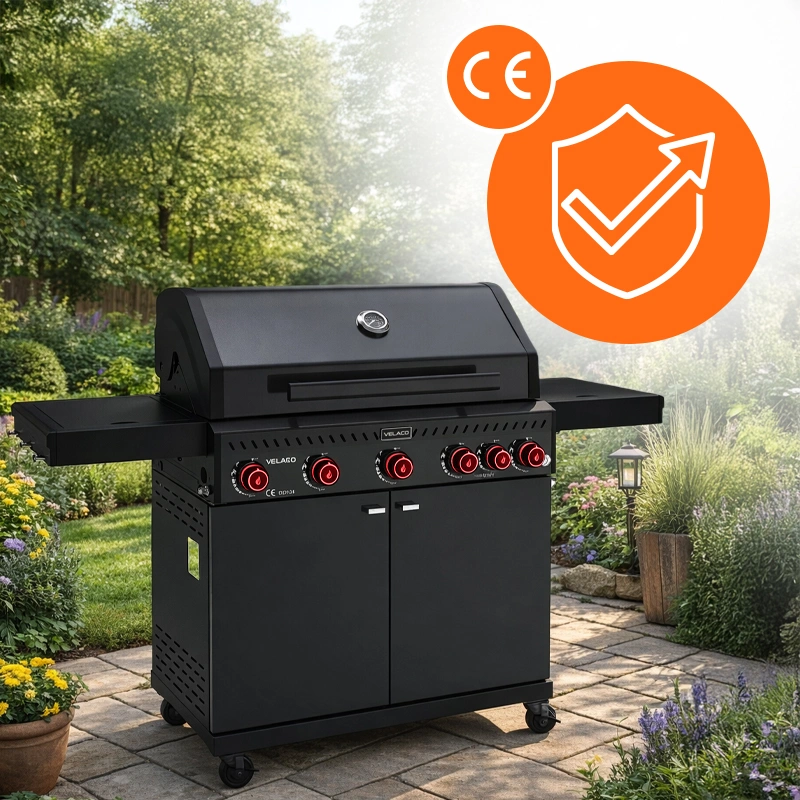 Czarny grill gazowy z sześcioma czerwonymi pokrętłami i logo VELACO, ustawiony na patio w ogrodzie. W prawym górnym rogu znajduje się pomarańczowa ikona z symbolem CE i tarczą z zaznaczeniem.